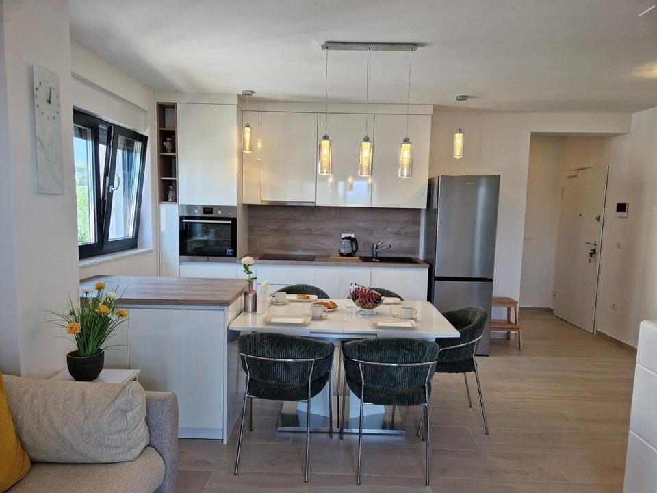 Kitchen or kitchenette, Seating area, Dining area, stove