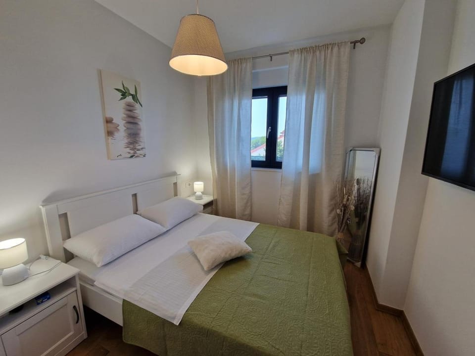 Bed, TV and multimedia, Bedroom, towels