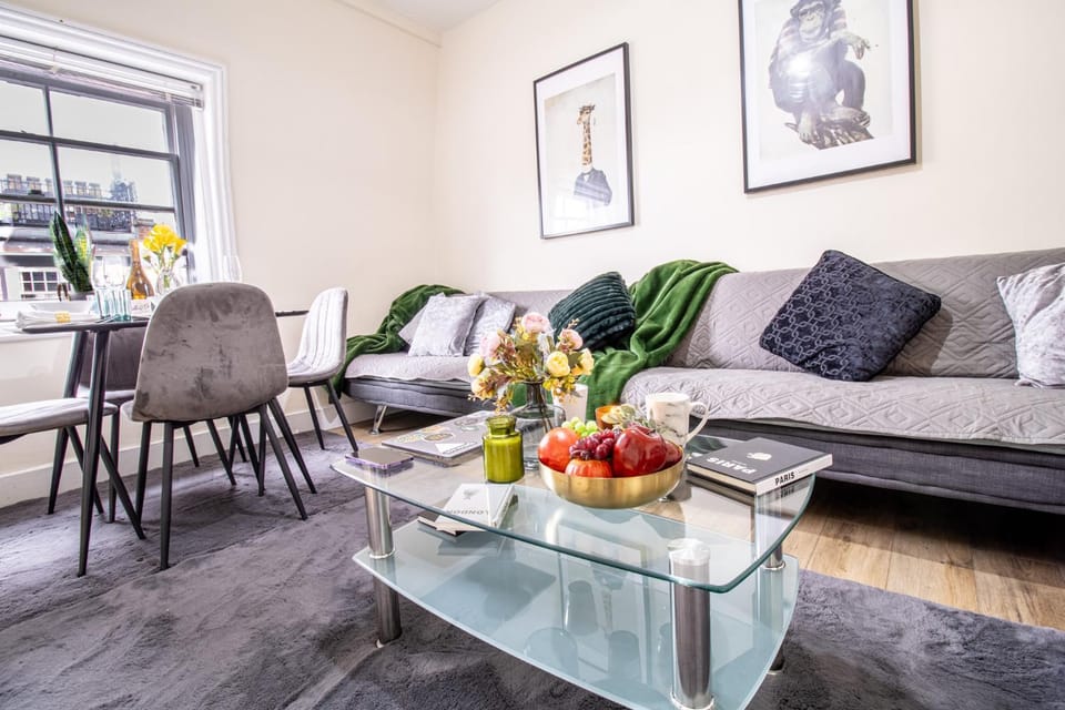 Luxury 2 Bed Apartment in the Heart of Mayfair Your Stylish London Retreat 4th floor no lift Apartment in City of Westminster