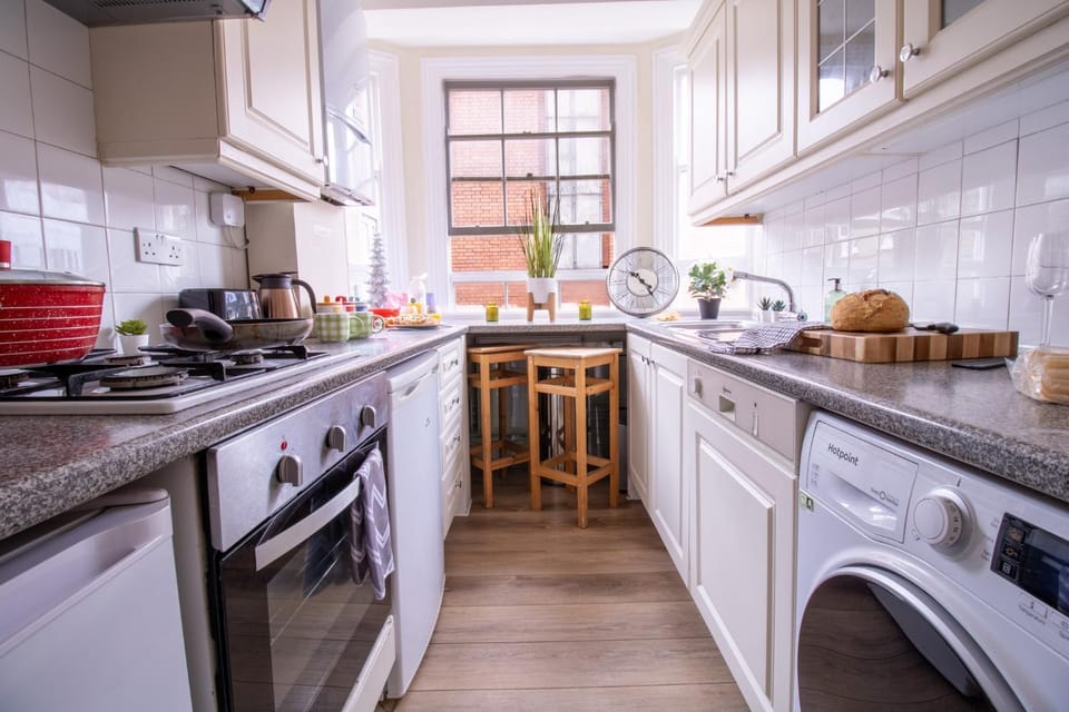 Luxury 2 Bed Apartment in the Heart of Mayfair Your Stylish London Retreat 4th floor no lift Apartment in City of Westminster