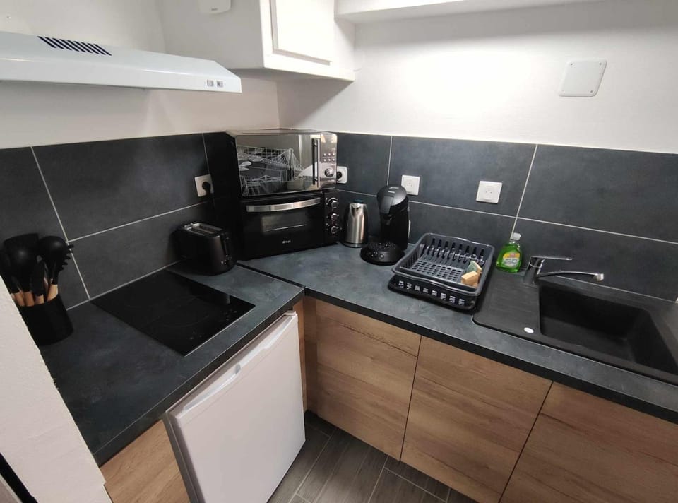 Coffee/tea facilities, Kitchen or kitchenette, microwave, oven, stove, toaster