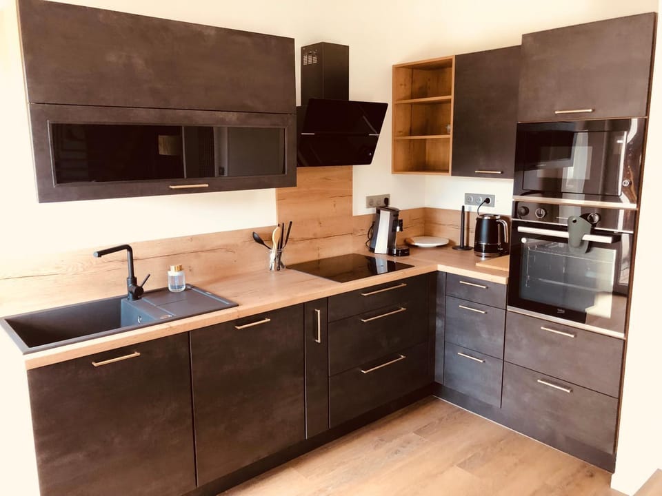 Coffee/tea facilities, Kitchen or kitchenette, dishwasher, oven, stove