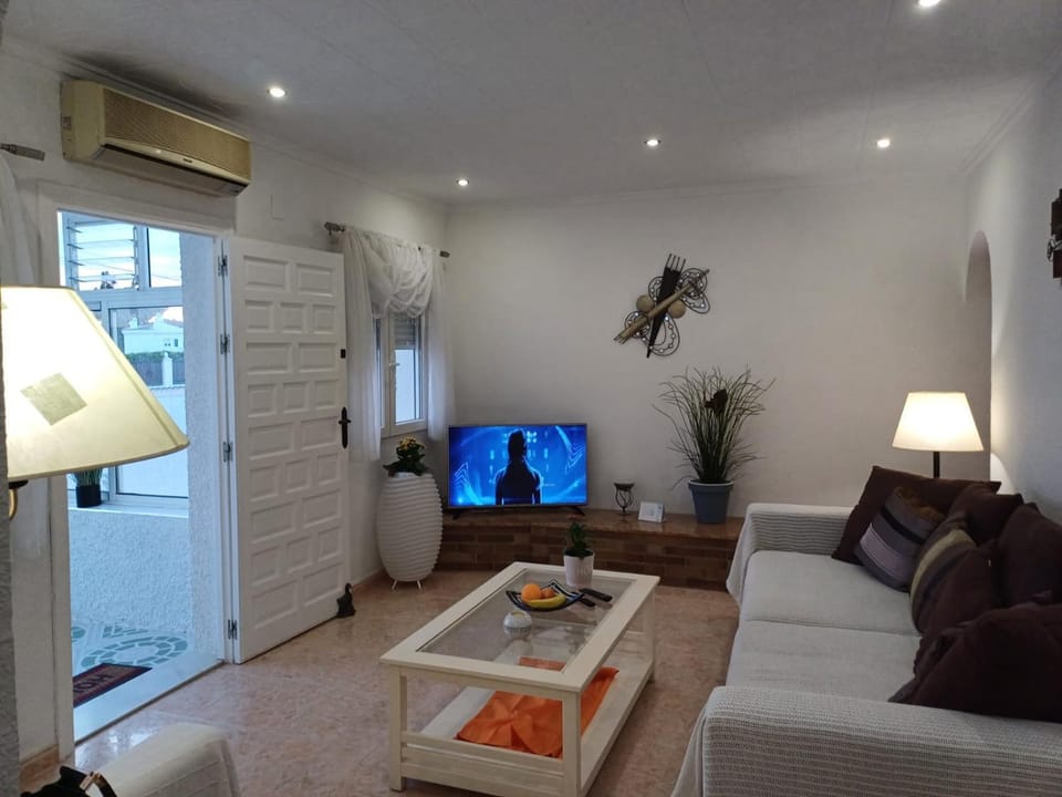TV and multimedia, Living room, Seating area, air conditioner