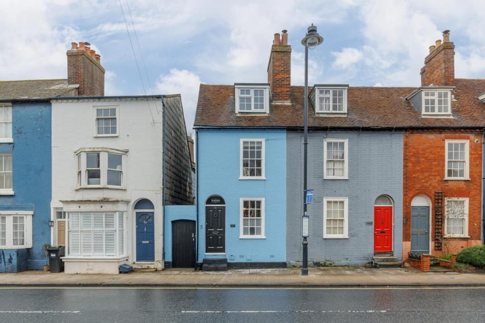 The Blue House by Grandeur Property House in Lymington