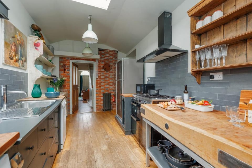 The Blue House by Grandeur Property House in Lymington