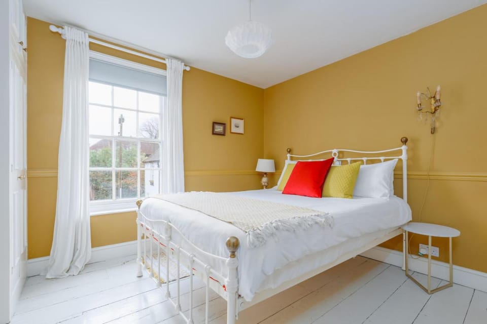 The Blue House by Grandeur Property House in Lymington