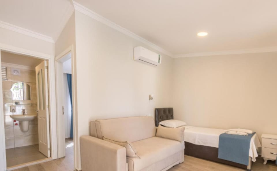 Bed, Living room, Seating area, air conditioner