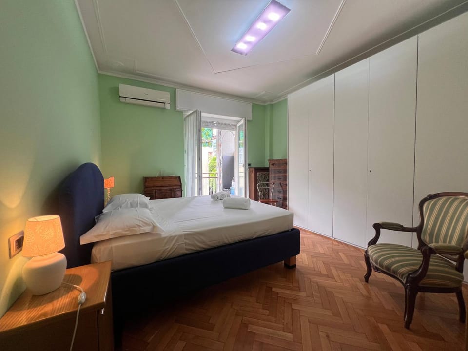 Bedroom, wardrobe, air conditioner