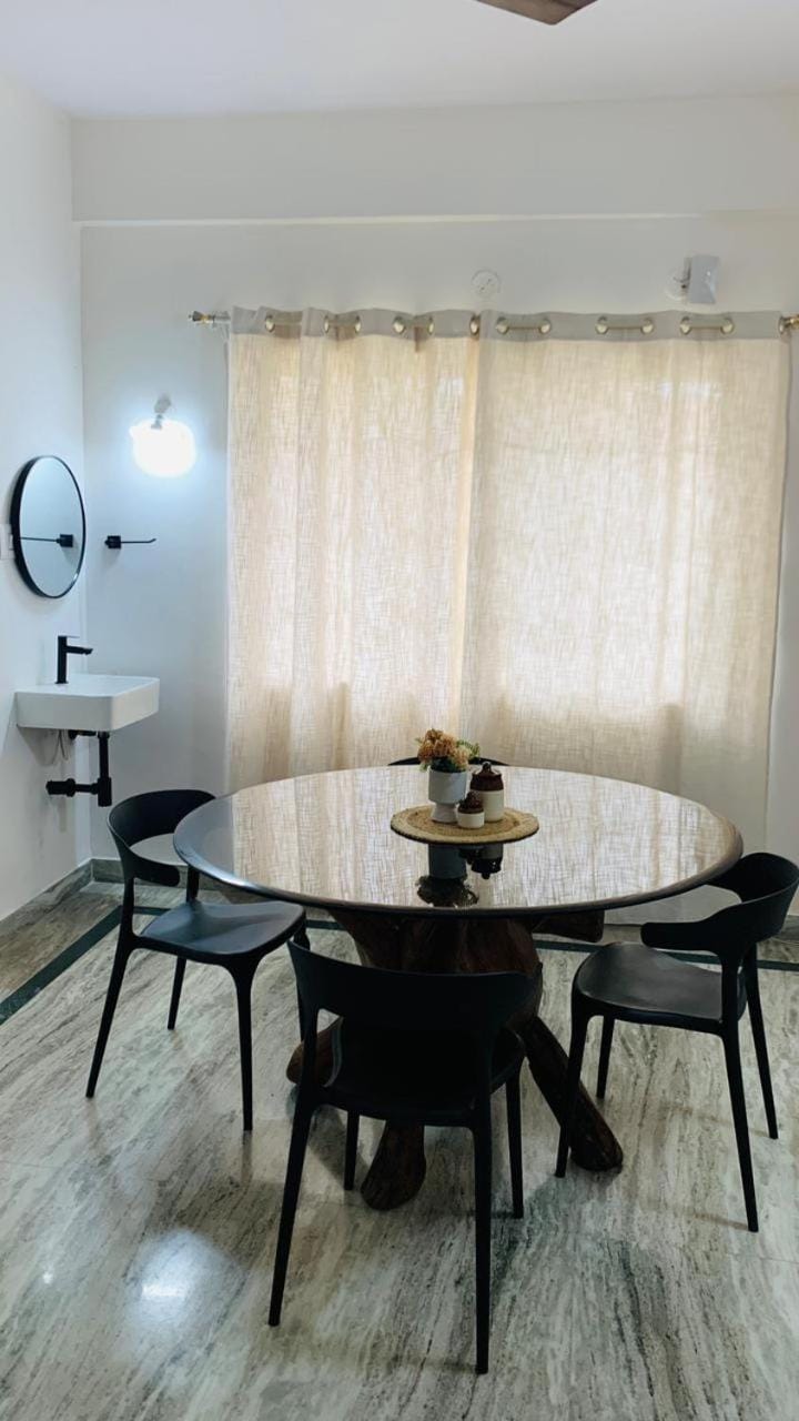 Cozy 2-bedroom service apartment with free parking Apartment in Bengaluru