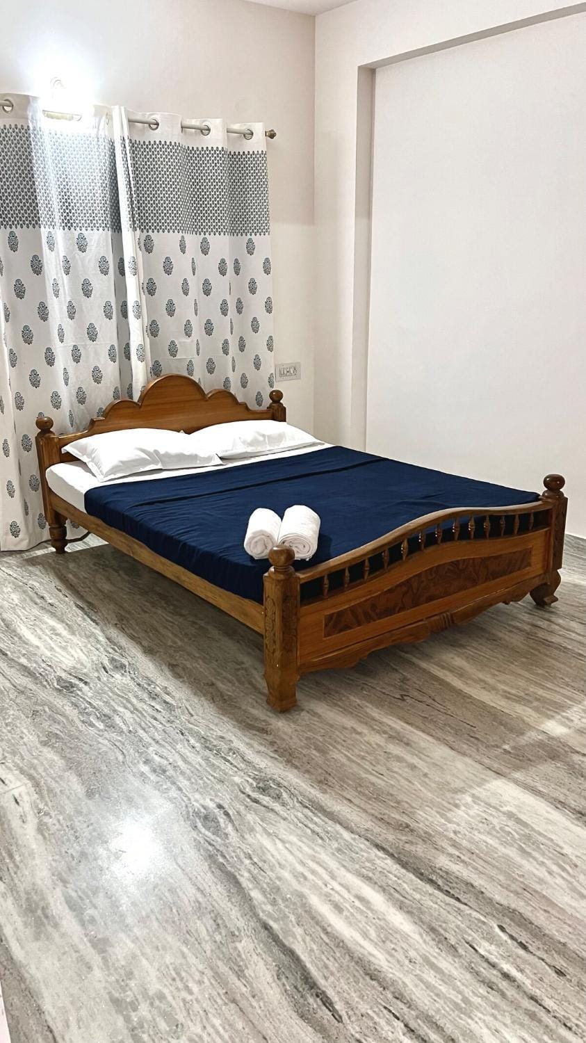 Cozy 2-bedroom service apartment with free parking Apartment in Bengaluru