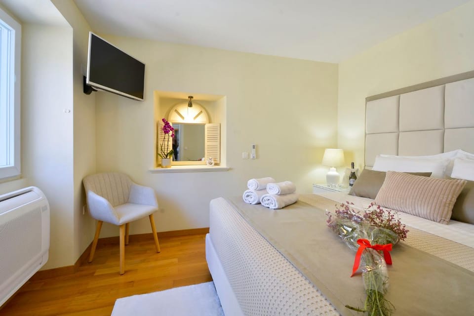 Bed, TV and multimedia, Photo of the whole room, Bedroom