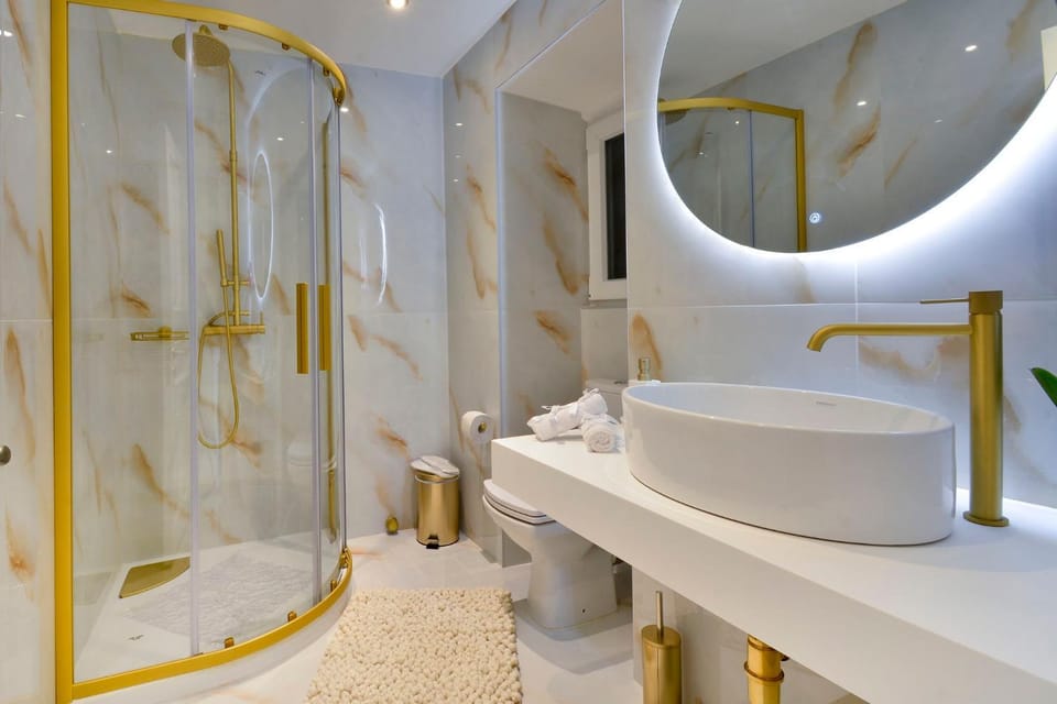 Shower, Toilet, Bathroom, towels