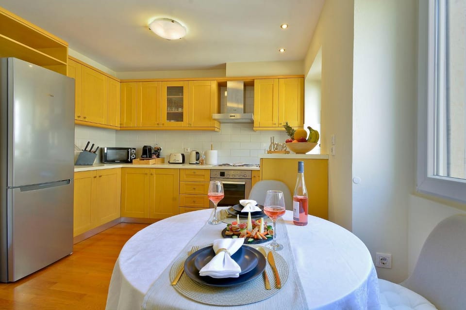 Coffee/tea facilities, Kitchen or kitchenette, Dining area, oven, pet friendly, stove, toaster