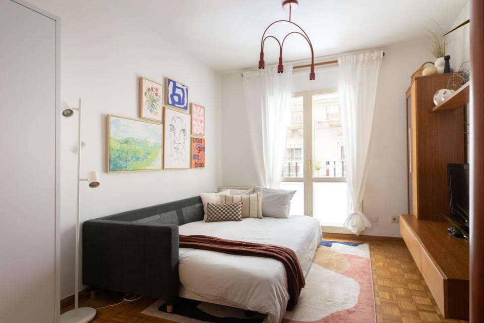 Bed, TV and multimedia, Photo of the whole room, Seating area, Bedroom