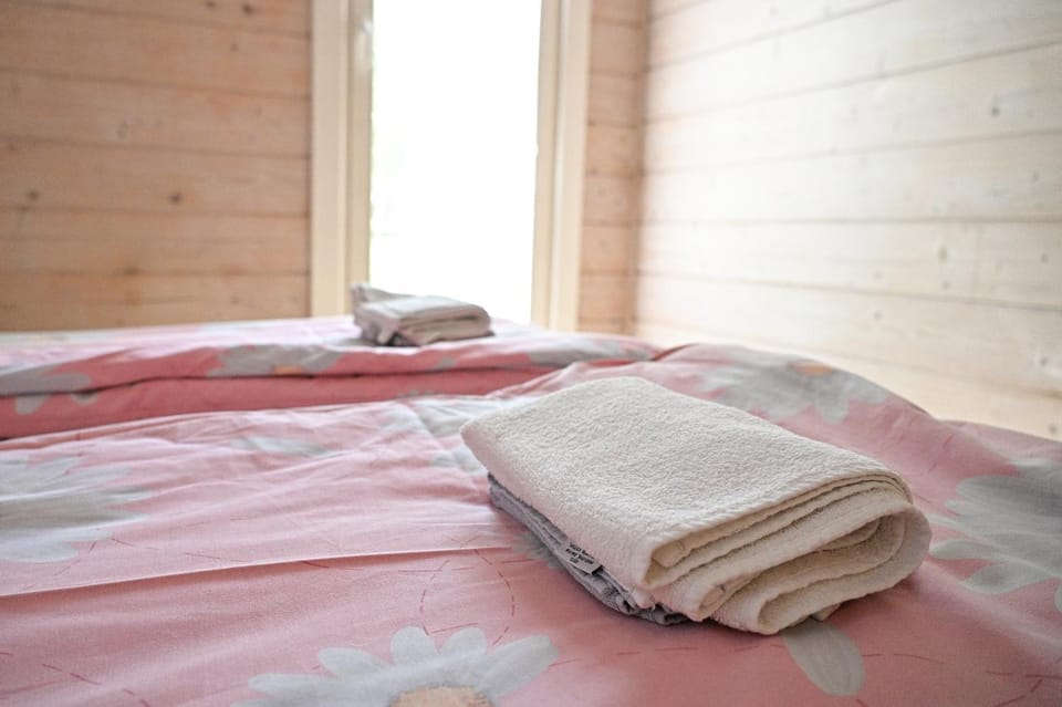 Bed, towels