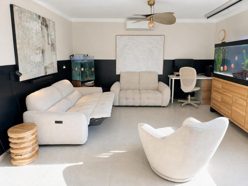 TV and multimedia, Living room, Seating area, air conditioner