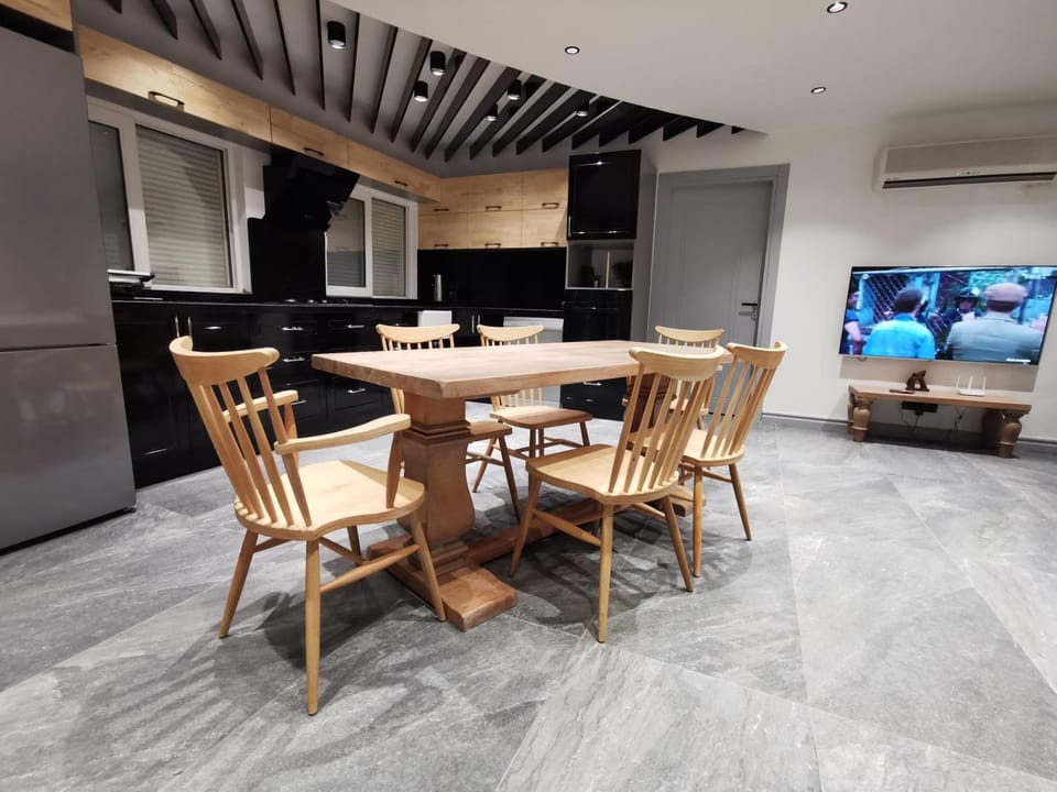 Kitchen or kitchenette, Dining area, oven