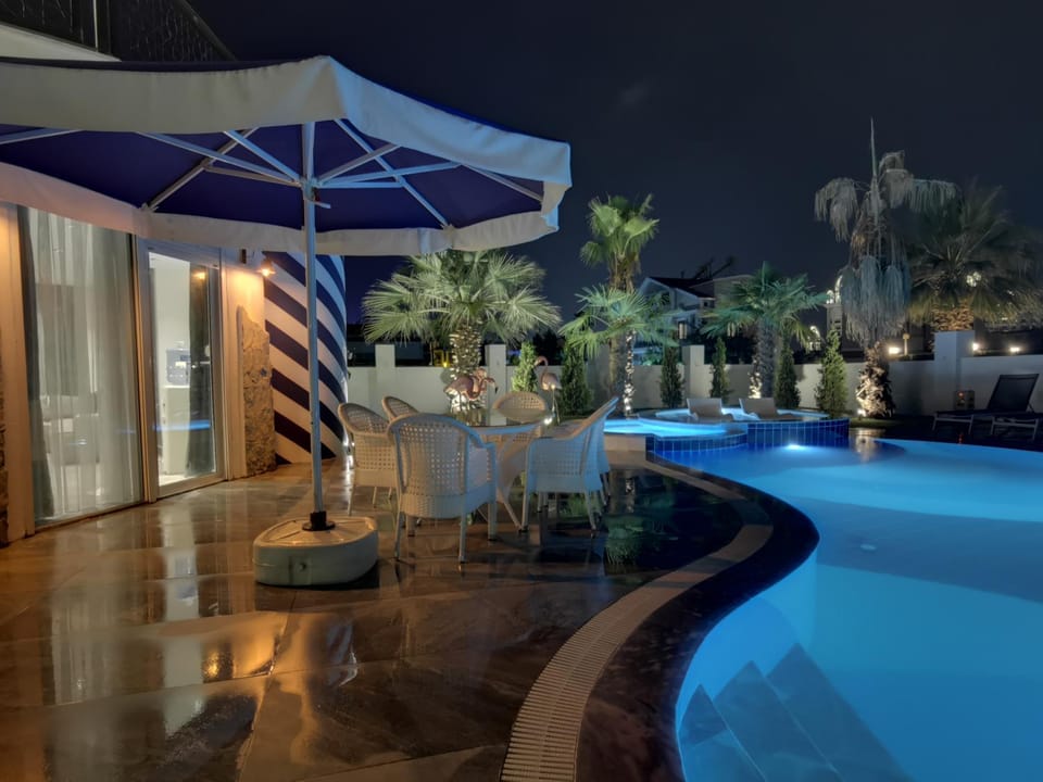 Night, Pool view