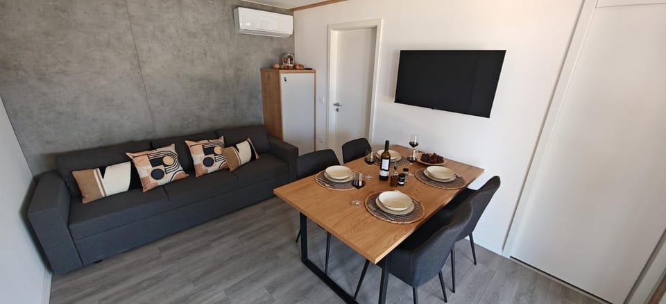Communal lounge/ TV room, TV and multimedia, Living room, Seating area, Dining area