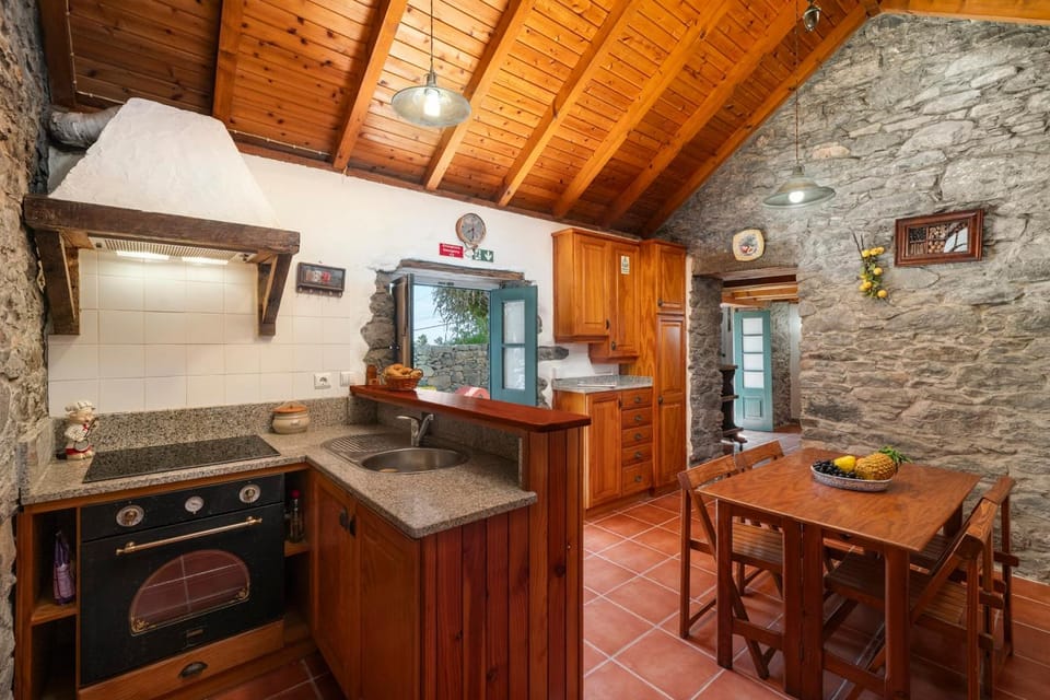 Kitchen or kitchenette, Dining area, oven, stove