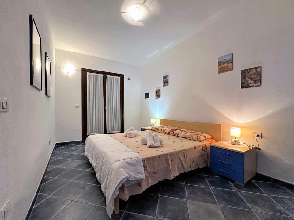 Bed, Photo of the whole room, Bedroom, towels, air conditioner