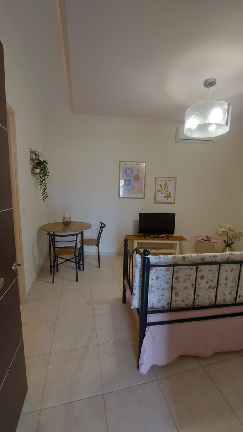 Communal lounge/ TV room, TV and multimedia, Living room, Seating area, Dining area