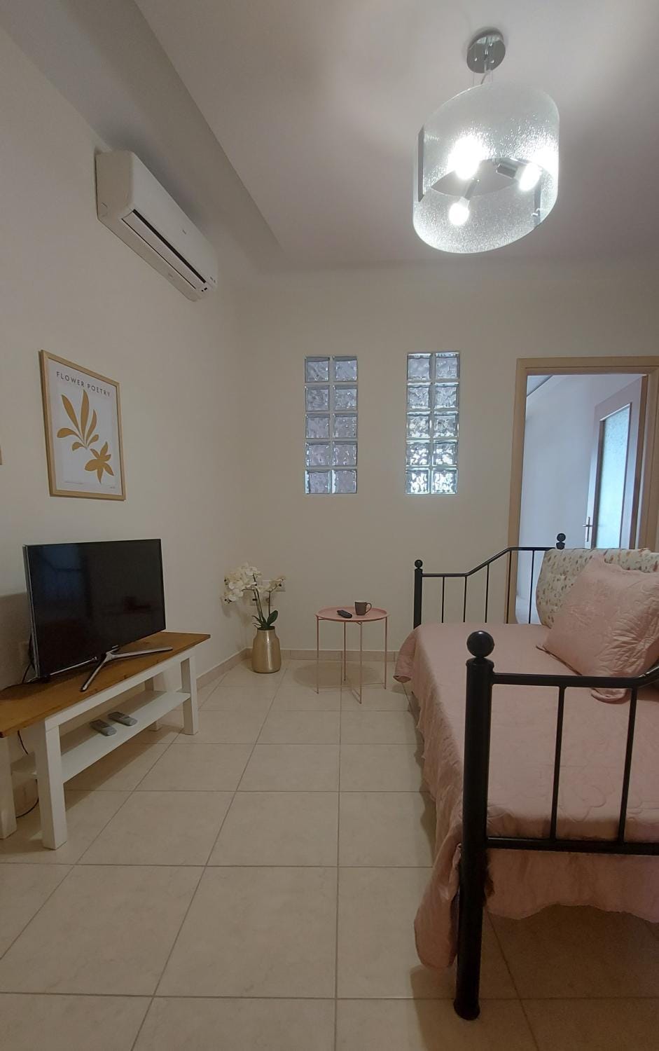 Communal lounge/ TV room, Communal lounge/ TV room, TV and multimedia, Living room, Seating area, Evening entertainment, air conditioner
