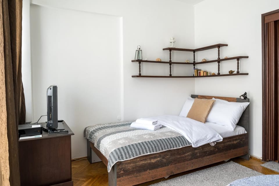Bed, TV and multimedia, Photo of the whole room, Bedroom, towels