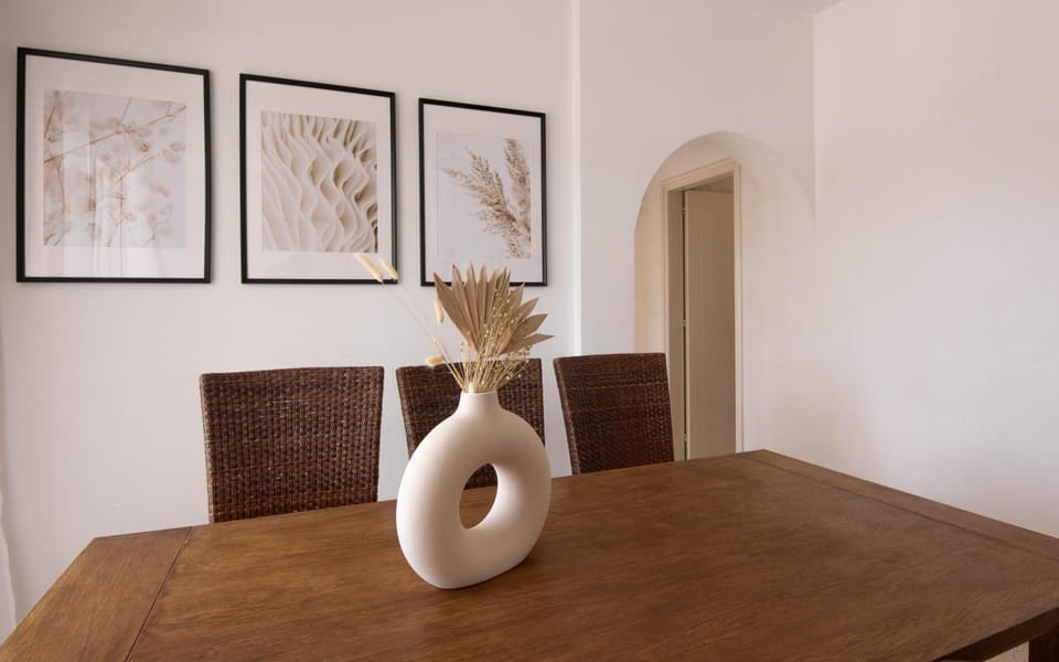 Decorative detail, Seating area, Dining area