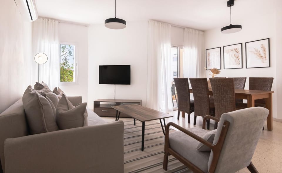TV and multimedia, Living room, Seating area, Dining area, Evening entertainment
