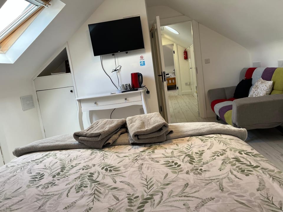 V93C9R0 Stone View Wonderful spacious two bed attic rooms private entrance private bathroom with kitchenette Apartment in County Kerry