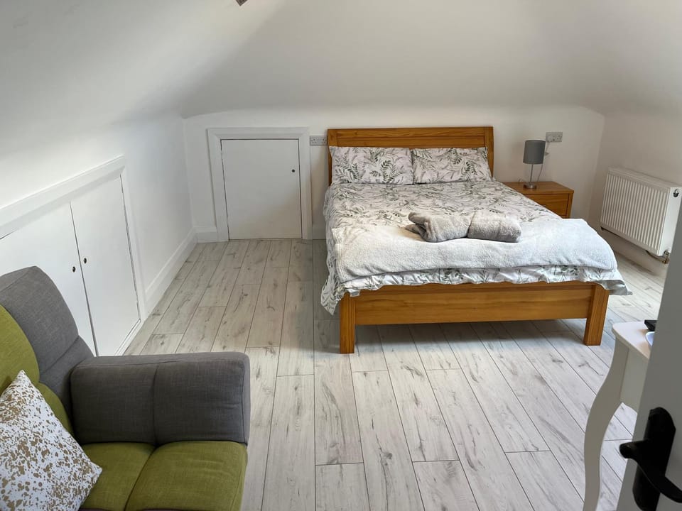 V93C9R0 Stone View Wonderful spacious two bed attic rooms private entrance private bathroom with kitchenette Apartment in County Kerry