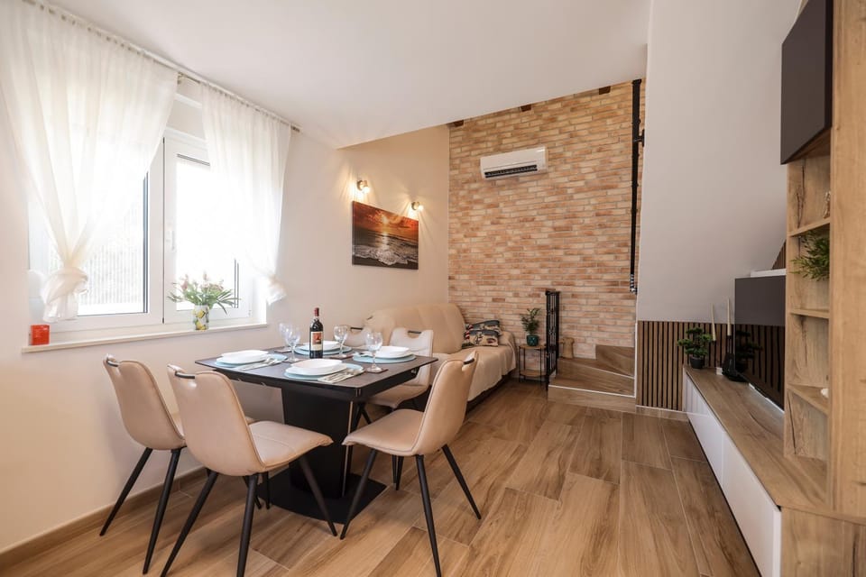 TV and multimedia, Living room, Food and drinks, Seating area, Dining area, Drinks