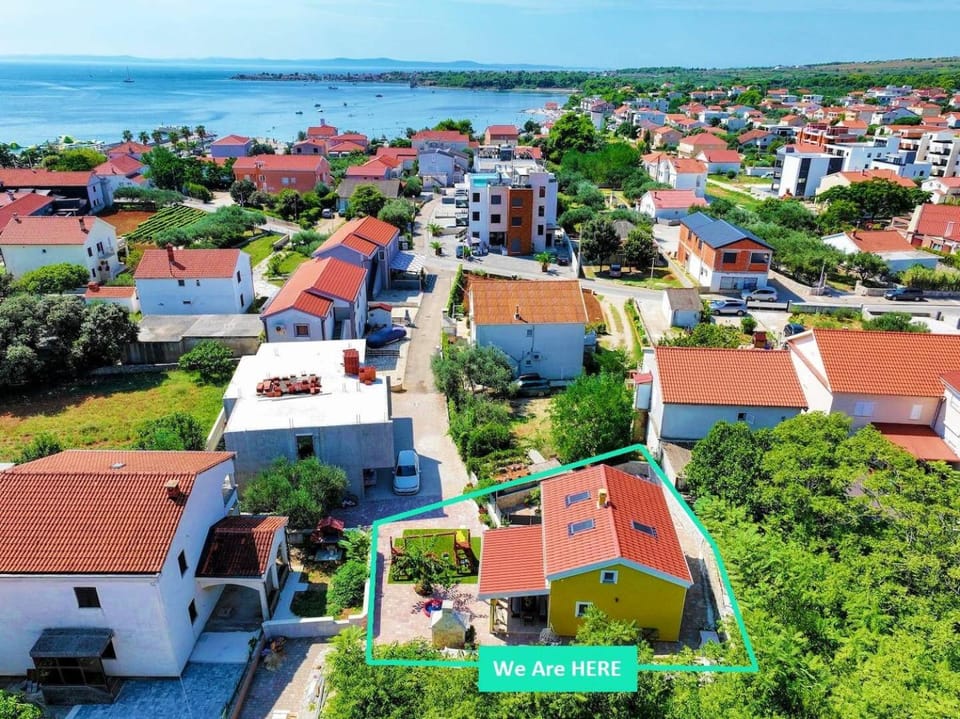Property building, Day, Neighbourhood, Bird's eye view, Location