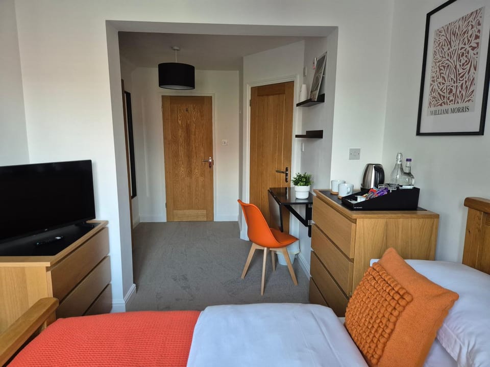 Bed, TV and multimedia, Photo of the whole room, Bedroom