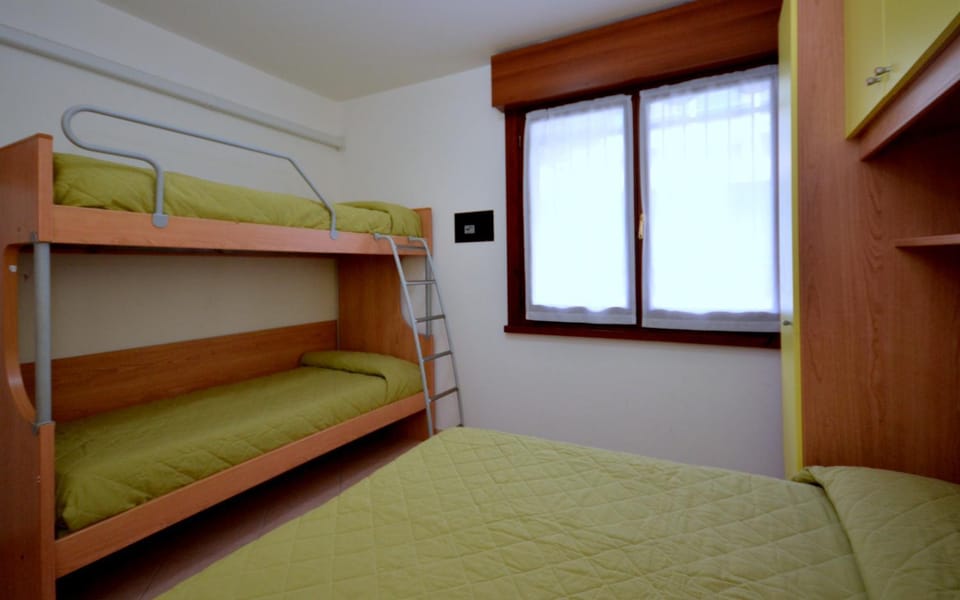Bedroom, bunk bed