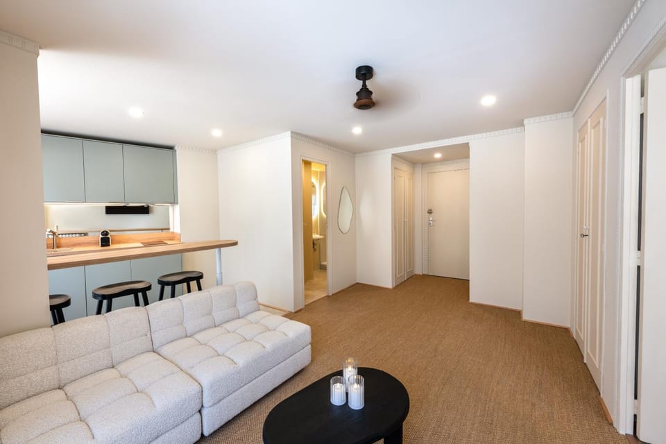 Coffee/tea facilities, Kitchen or kitchenette, Living room, Seating area, Dining area, stove