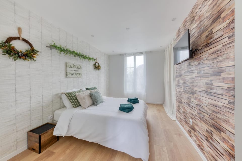 Bed, TV and multimedia, Bedroom, towels