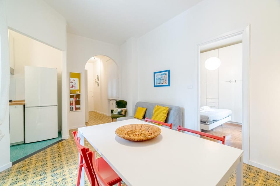 Photo of the whole room, Dining area