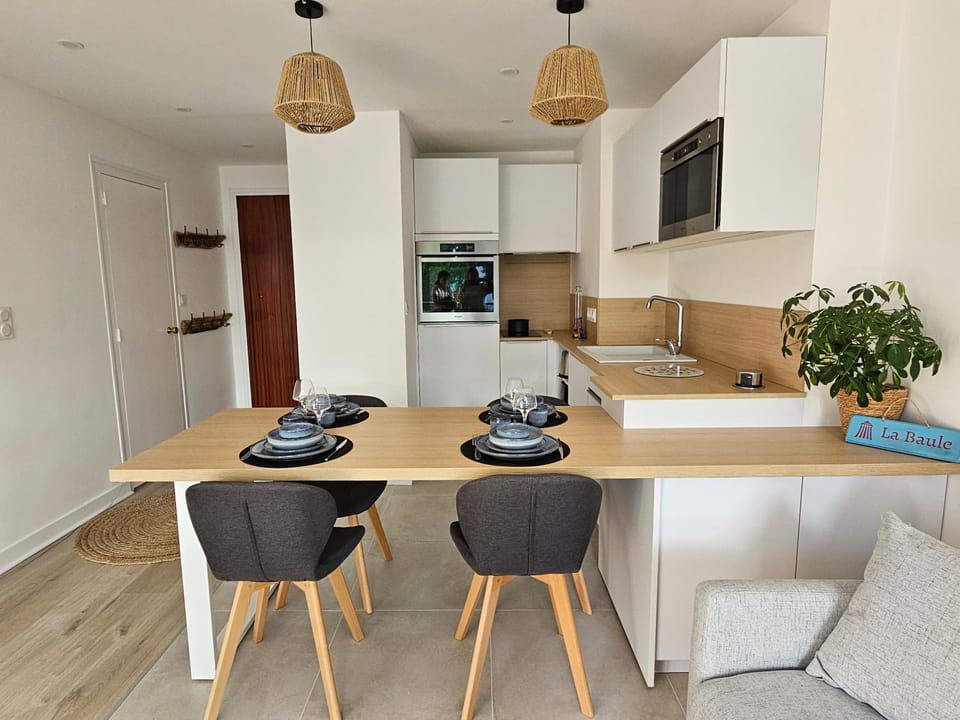 Kitchen or kitchenette, Dining area, stove