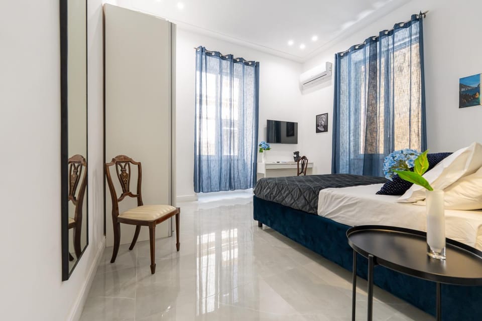 Bed, TV and multimedia, Photo of the whole room, Seating area, Bedroom, wardrobe