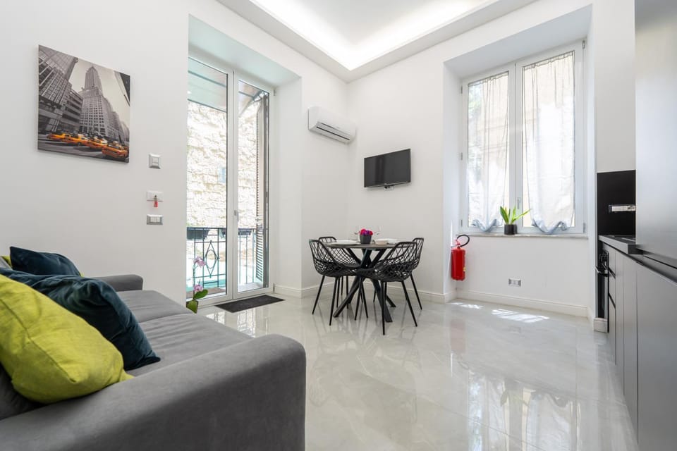 Communal lounge/ TV room, TV and multimedia, Kitchen or kitchenette, Living room, Seating area, Dining area, Evening entertainment