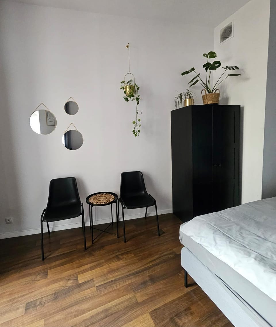 Bed, Photo of the whole room, Seating area, Bedroom, wardrobe