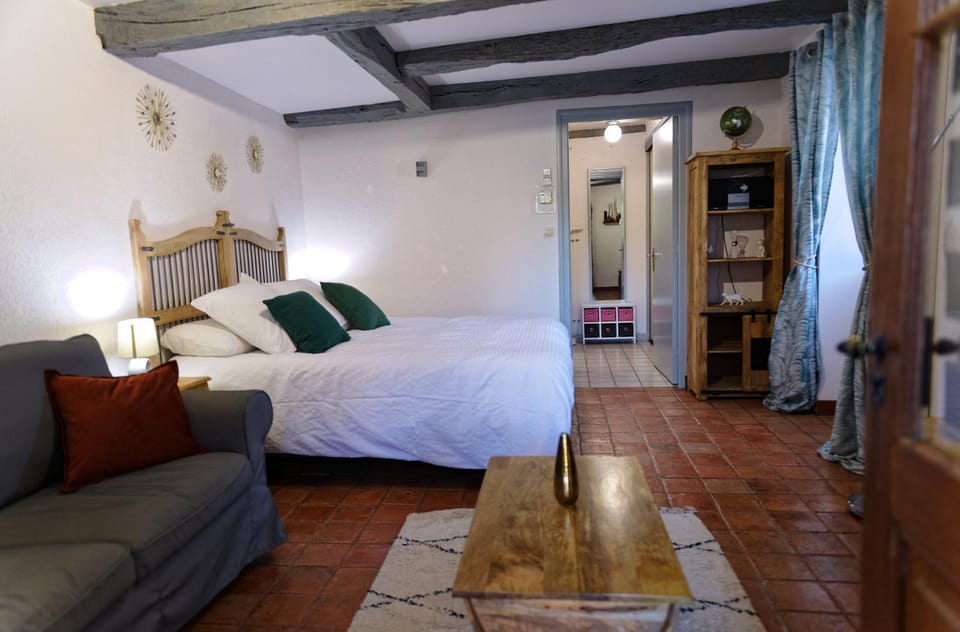 Bed, Living room, Photo of the whole room, Seating area, Bedroom