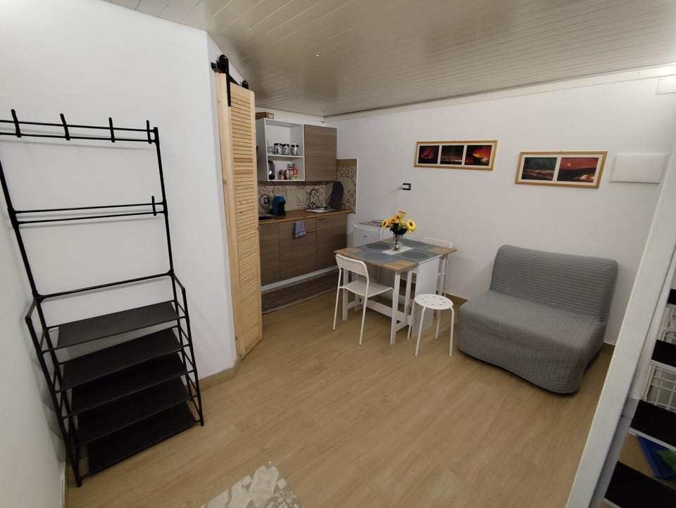 Kitchen or kitchenette, Seating area, stove