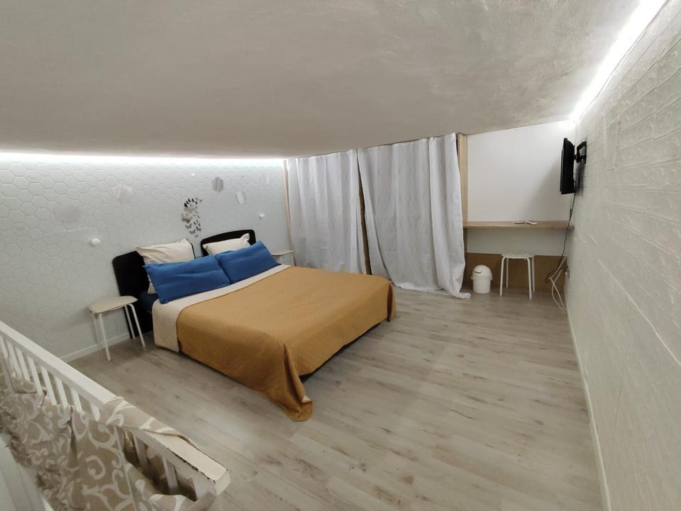Bed, TV and multimedia, Bedroom