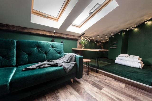Bed, Photo of the whole room, Seating area, towels