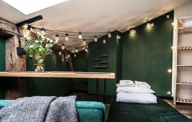 Bed, Photo of the whole room, Seating area, towels
