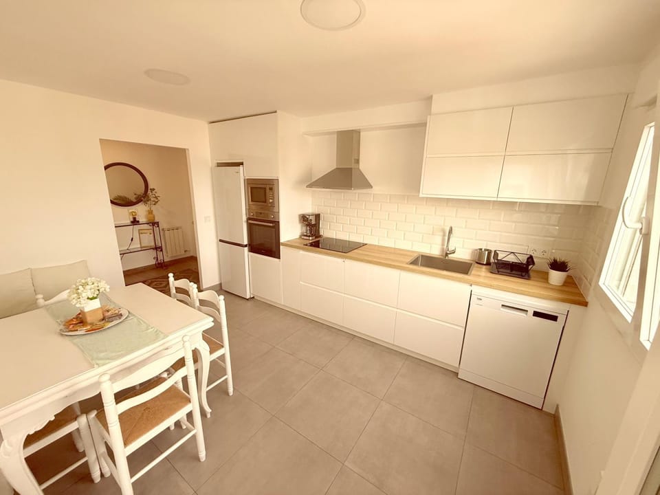 Kitchen or kitchenette, Dining area, dishwasher, oven, stove