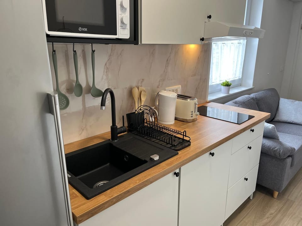 Coffee/tea facilities, Kitchen or kitchenette, Living room, stove, toaster